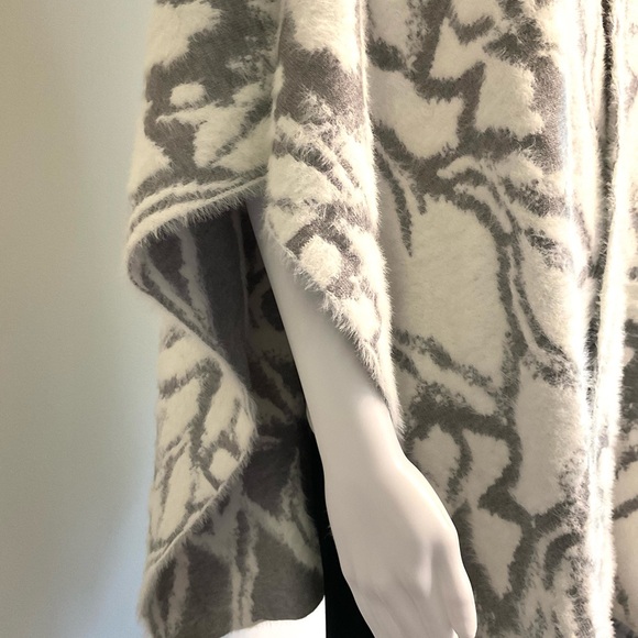 White House Black Market Sweater Ruana~Gray & White~One Size Fits Most~NWOT! - Picture 3 of 11